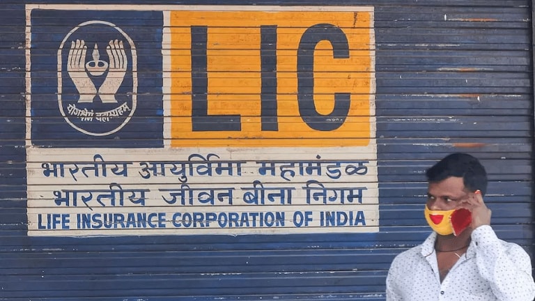 Paytm सारखीच LIC ची गत, पहिल्याच दिवशी IPO ने दिला झटका; गुंतवणूकदारांनी आता काय करावं? Mumbai Tak