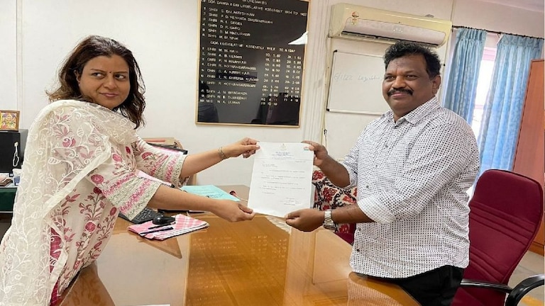 भाजपचा मोठा मासा काँग्रेसच्या गळाला! मायकल लोबोंनी दिला मंत्रीपदाचा राजीनामा Mumbai Tak