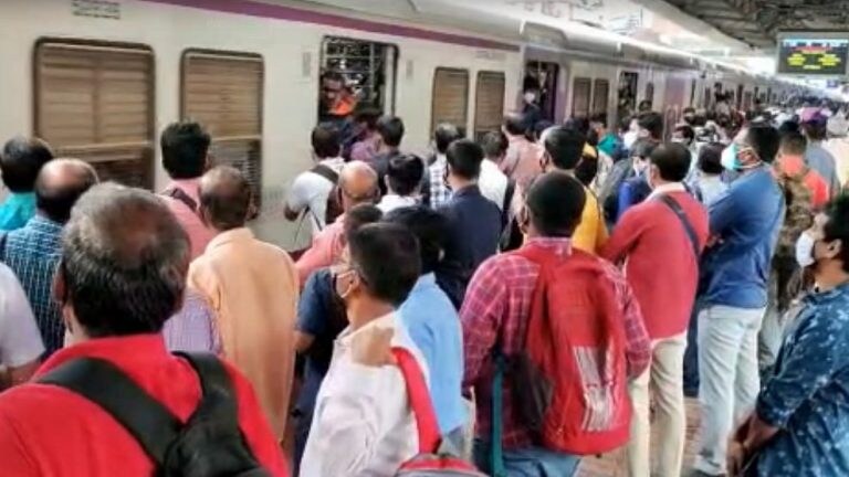 Mumbai Local: Train प्रवासाला परवानगी अन् डोंबिवली स्टेशनात पुन्हा गर्दी Mumbai Tak