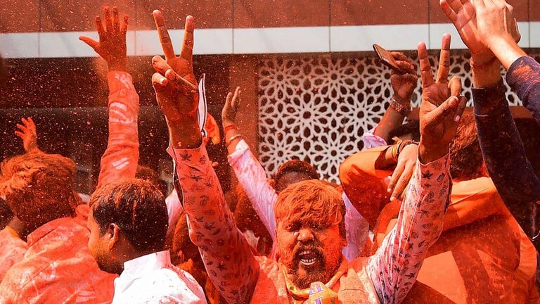 उत्तर प्रदेशात पुन्हा ‘योगीराज’, लखनऊत भाजप कार्यकर्त्यांचा जल्लोष Mumbai Tak