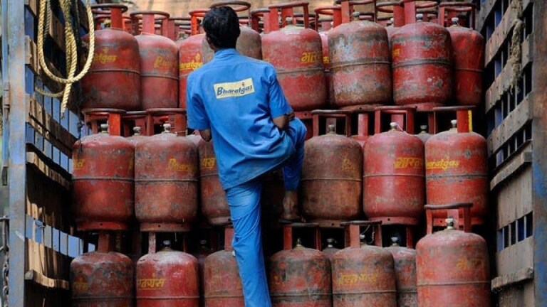 LPG सिलिंडरच्या किंमतीत वाढ, २५० रूपयांनी वाढले दर Mumbai Tak