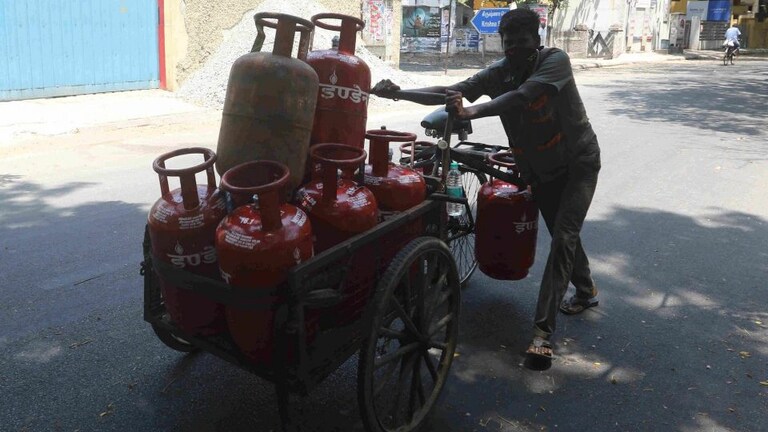 महिन्याच्या पहिल्याच दिवशी झटका, LPG सिलेंडरच्या दरात मोठी वाढ Mumbai Tak