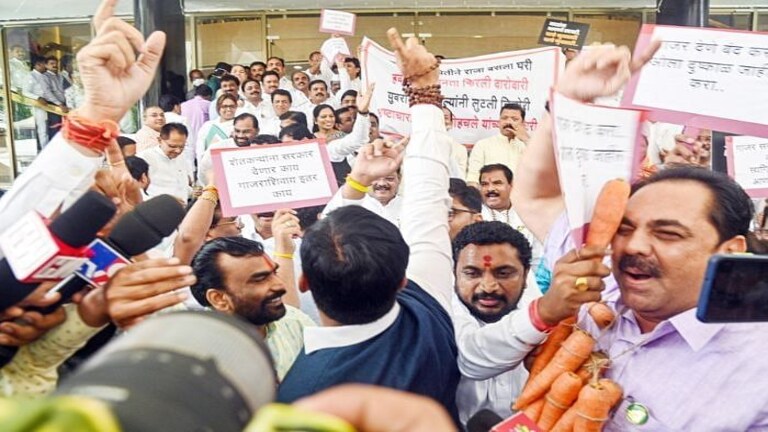 शिंदे गट महाराष्ट्राला कोणता ‘पिक्चर’ दाखवण्याच्या तयारीत?; राड्यावर ‘सामना’त काय म्हटलंय? Mumbai Tak