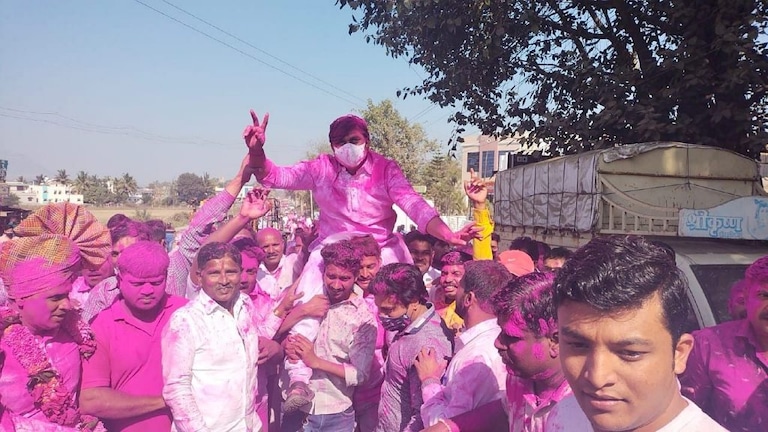 शिवसेना आमदाराचा सरकारला घरचा आहेर, महेश शिंदे यांचं छत्रपती शिवरायांच्या पुतळ्याजवळ आंदोलन Mumbai Tak
