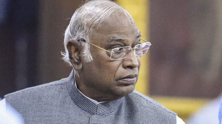 काँग्रेस अध्यक्षपदाच्या शर्यतीत मल्लिकार्जुन खरगे, पृथ्वीबाबांसह ‘यांनी’ केल्या उमेदवारी अर्जावर सह्या Mumbai Tak