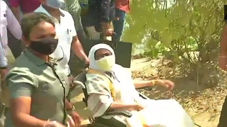 नंदीग्राममध्ये गदारोळ, मतदान केंद्रावरच ममता बॅनर्जींचा ठिय्या Mumbai Tak
