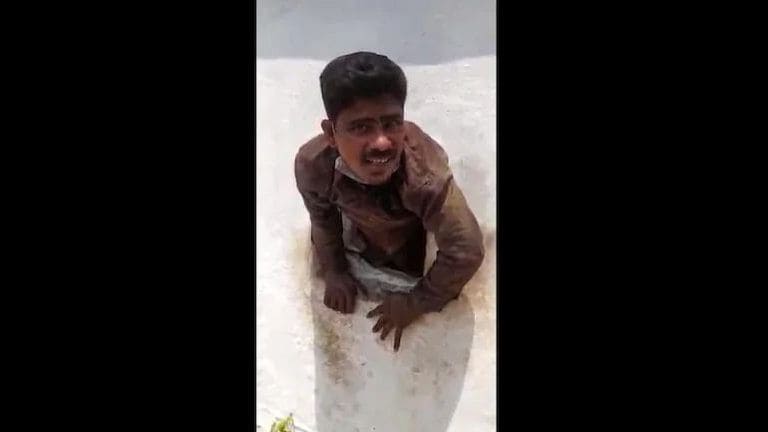याला म्हणातात Instant Karma ! दागिने चोरुन बाहेर पळणारा चोर अडकला भिंतीच्या होलमध्ये Mumbai Tak