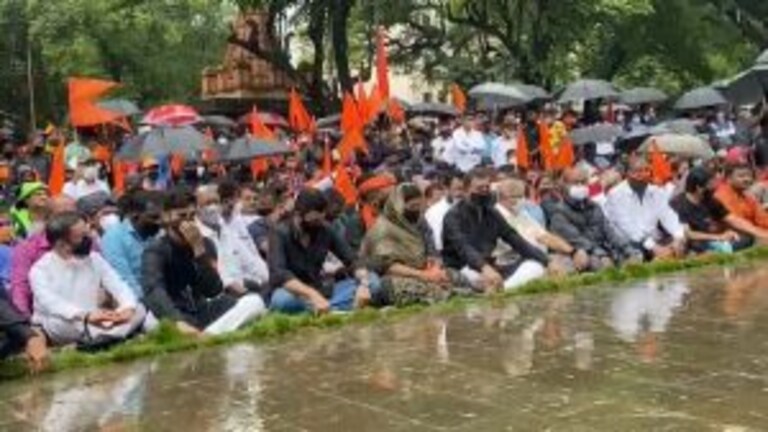 Maratha Reservation : आरक्षणासाठी मराठा समाजाचा मूक हुंकार! आंदोलनात लोकप्रतिनिधी सहभागी mumbaitak