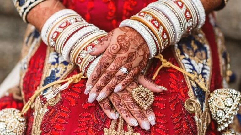 ऐकावं ते नवलच ! पत्रिकेत पदवी न छापल्यामुळे वराचा लग्नाला नकार, वधूचा आत्महत्येचा प्रयत्न Mumbai Tak