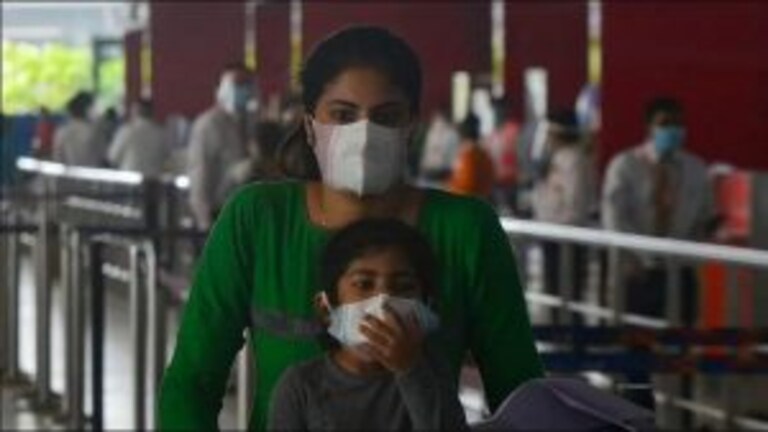 मास्क आणि सोशल डिस्टन्सिंग पुढील वर्षभरासाठी गरजेचं – प्रकाश जावडेकर Mumbai Tak