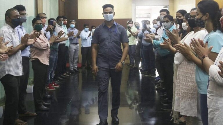 जिवाची बाजी लावून रूळावरच्या मुलाचे प्राण वाचवणाऱ्या मयुर शेळकेंचा रेल्वे मंत्रालयाकडून सन्मान Mumbai Tak