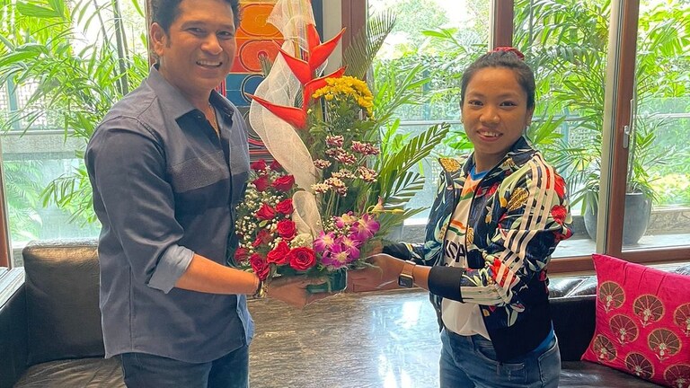 Olympics Medal Winner मीराबाई चानूने घेतली सचिन तेंडुलकरची भेट Mumbai Tak