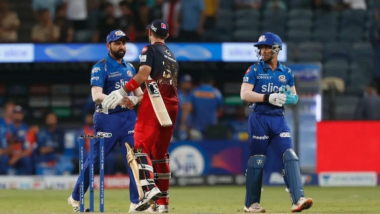 IPL 2022 : सुरक्षाकवच मोडून रोहित-विराटची भेट घेण्याचा प्रयत्न करणाऱ्या फॅनला अटक Mumbai Tak