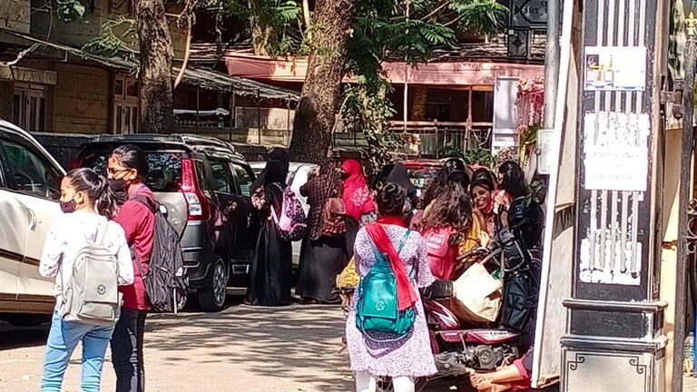मुंबईतल्या ‘त्या’ महाविद्यालयात हिजाबवर बंदी नाही, प्राचार्यांचं स्पष्टीकरण Mumbai Tak
