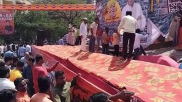 राज ठाकरेंच्या कार्यक्रमात स्टेज कोसळलं, गोरेगावातल्या कार्यक्रमाला तुफान गर्दी mumbaitak