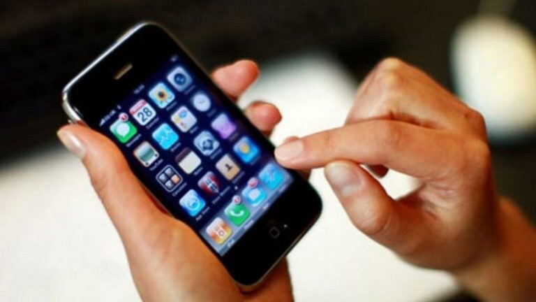 Mumbai: आई मोबाईलवर खेळू देत नाही म्हणून  १६ वर्षांच्या मुलाची आत्महत्या Mumbai Tak