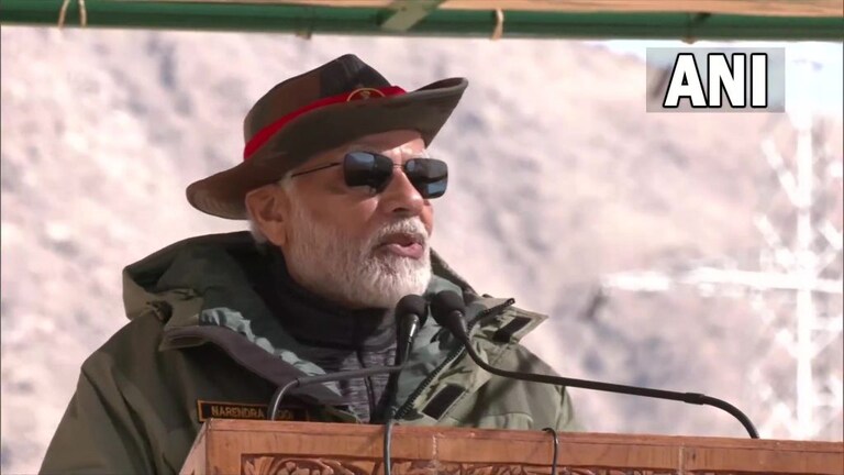 PM Narendra Modi: “भारतीय जवान हेच माझं कुटुंब, यापेक्षा गोड दिवाळी असूच शकत नाही” Mumbai Tak