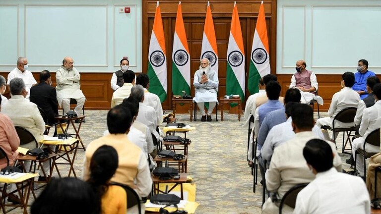 Vaccination बाबत मोदी सरकारच्या कोणत्या चुकीच्या निर्णयांमुळे भासतोय लस तुटवडा? Mumbai Tak