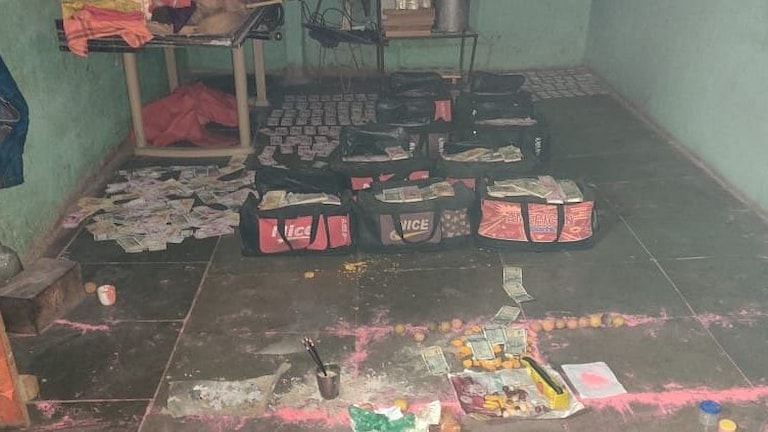 पैशांचा पाऊस पाडण्याचे आमिष दाखवून व्यापाऱ्याला तब्बल 52 लाखांचा गंडा Mumbai Tak