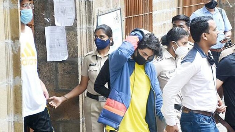 SRK’s Son: ‘आर्यनच्या फोनमध्ये सापडलेत धक्कादायक फोटो, 11 ऑक्टोबरपर्यंत कस्टडी द्या’, NCB ची मागणी Mumbai Tak