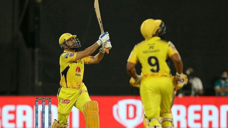 IPL 2021 : चेन्नईची थाटात प्लेऑफमध्ये धडक! धोनीनं षटकार खेचत साकारला विजय Mumbai Tak