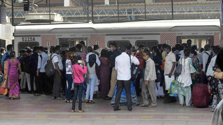 वाशीजवळ सिग्नल यंत्रणेत बिघाड, हार्बर लाईनवर लोकल सेवा विस्कळीत Mumbai Tak