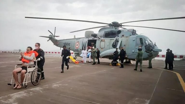 Tauktae Cyclone मध्ये अडकलेलं ‘ते’ जहाज बुडालं, 177 जणांची सुटका; 96 जणांचा शोध सुरुच Mumbai Tak