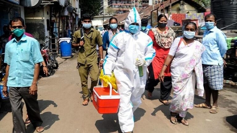 Mumbai Covid cases : मुंबईत 6 महिन्यांनंतर उच्चांकी रुग्णसंख्येची नोंद; पॉझिटिव्हीटी रेट वाढला Mumbai Tak
