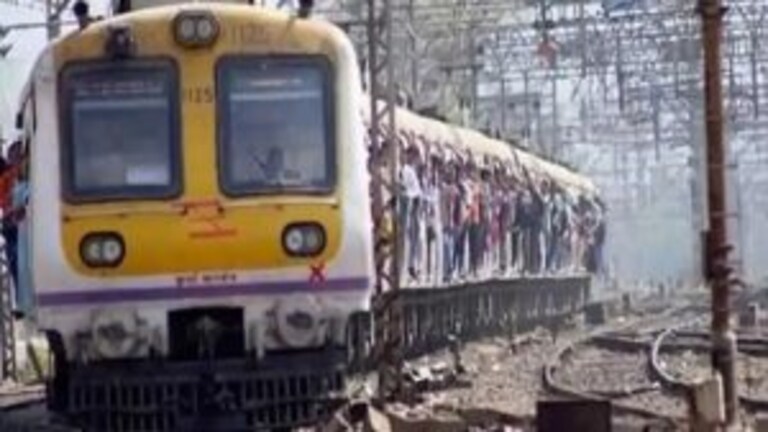 तांत्रिक बिघाडानं हजारो मुंबईकर चाकरमान्यांचा खोळंबा Mumbai Tak