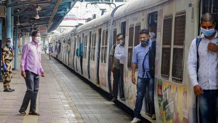 वाढत्या कोरोना रूग्ण संख्येमुळे मुंबई लोकल बंद होणार का? आयुक्त इकबाल चहल म्हणाले… Mumbai Tak