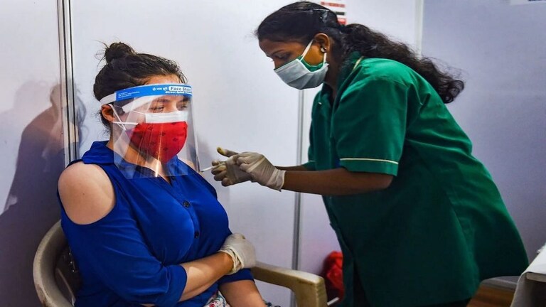 Maharashtra Vaccination: लसीकरण कधीपर्यंत सुरळीत होणार?, महाराष्ट्रातील जनतेचा सवाल! Mumbai Tak