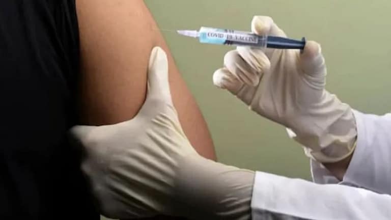 धक्कादायक बातमी ! कोरोनाची लस घेतल्यानंतर मुंबईत रुग्णाचा मृत्यू Mumbai Tak