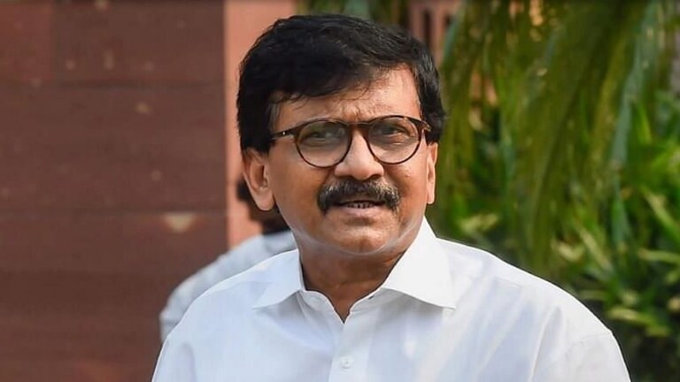 दोघांच्या संसारात रोज खडखडाट व्हायचा, तिघांचा संसार उत्तम चालला आहे-संजय राऊत Mumbai Tak