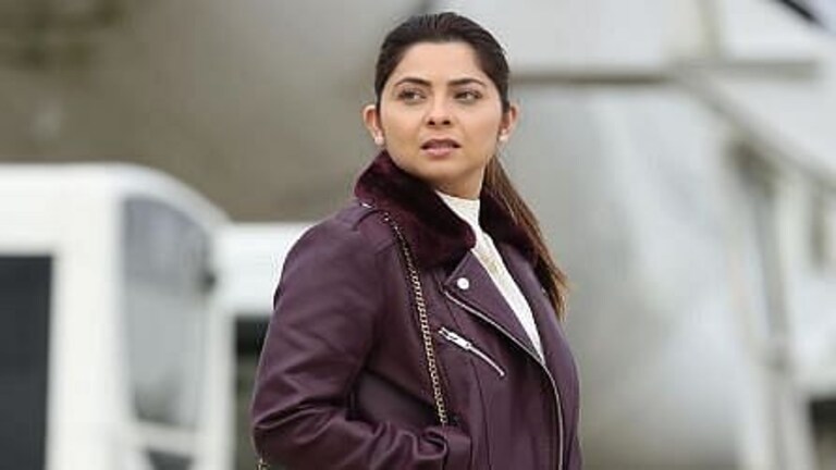 अभिनेत्री सोनाली कुलकर्णीच्या घरात घुसला चाहता, वडिलांवर चाकूहल्ला Mumbai Tak