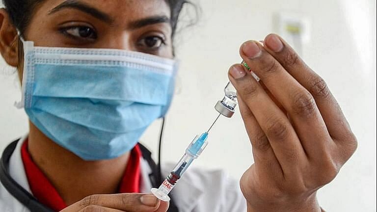 विशेष मोहीम! पुण्यातील विद्यार्थ्यांना कॉलेजमध्येच मिळणार कोरोना लस Mumbai Tak