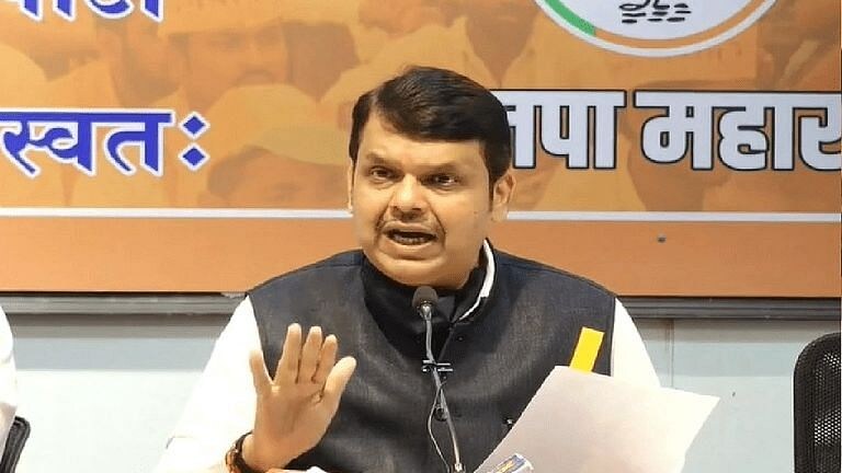महाराष्ट्रात सरकारचं अस्तित्व आहे का? फडणवीसांचा खोचक प्रश्न Mumbai Tak