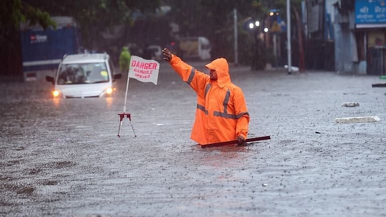मुंबईसह महाराष्ट्राला मुसळधार पावसाचा इशारा; हवामान विभागाकडून ‘यलो अलर्ट’ Mumbai Tak