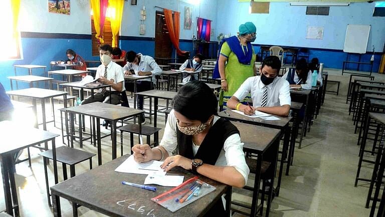 बीड : १० वी चा इंग्रजीचा पेपर फुटला, झेरॉक्सच्या दुकानावर २० रुपयांना मिळत होता पेपर Mumbai Tak