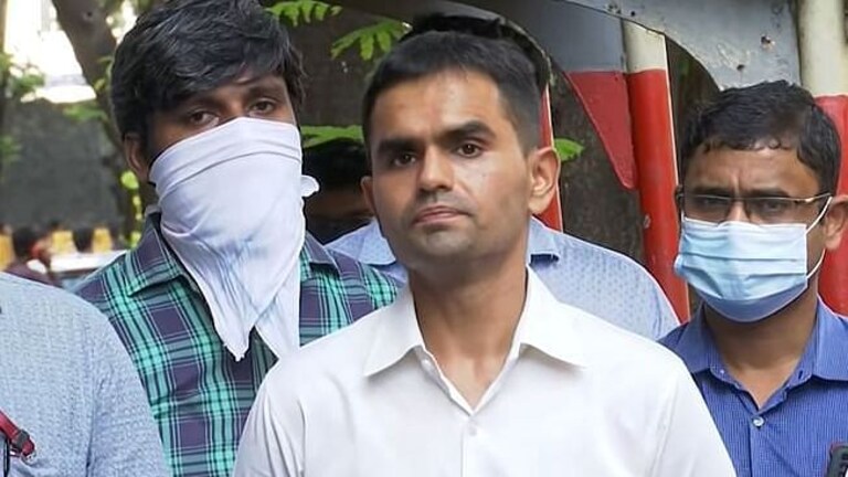 Sameer Wankhede च्या अडचणी वाढल्या, मुंबईच्या निवृत्त पोलीस अधिकाऱ्याचे गंभीर आरोप Mumbai Tak
