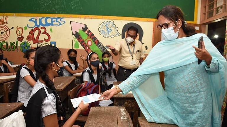 school reopening : राज्यातील शाळा सोमवारपासून उघडणार?; मुख्यमंत्र्यांच्या निर्णयाकडे लक्ष Mumbai Tak