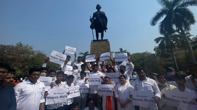 नवाब मलिकांना अटक झाल्याने महाविकास आघाडी आक्रमक; महात्मा गांधींच्या पुतळ्याजवळ आंदोलन Mumbai Tak