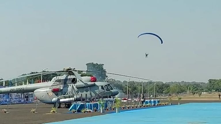 नागपुरातल्या आकाशात वायुदलाच्या चित्तथरारक कसरती, एअर शोने फेडलं डोळ्याचं पारणं Mumbai Tak