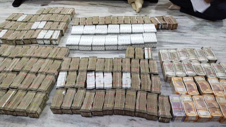 नागपूर पोलिसांच्या हाती लागलंं ‘हवाला’चं कोट्यवधींचं घबाड; तीन जणांना अटक Mumbai Tak