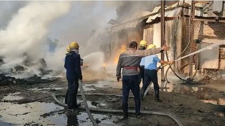 नागपूर : कामठी औद्योगिक भागातील तीन कंपनी आणि गोडाऊन आगीच्या भक्ष्यस्थानी Mumbai Tak