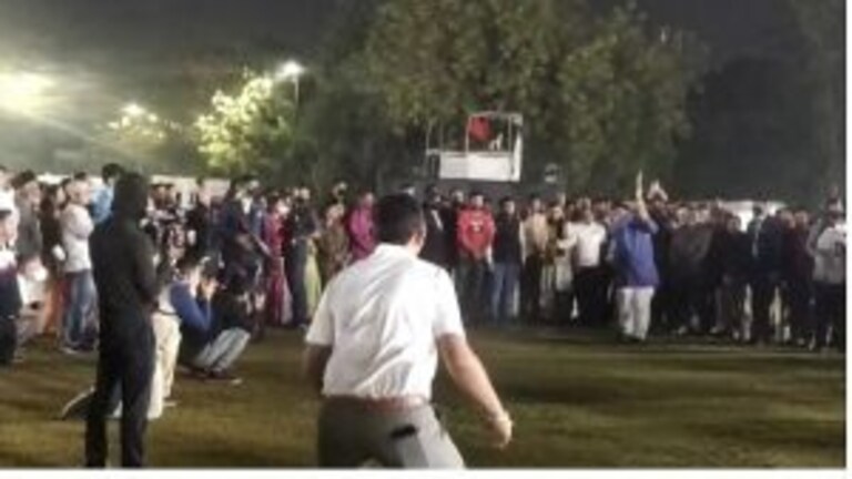 केंद्रीय मंत्री नितीन गडकरींची नागपूरच्या मैदानात उतरून जोरदार बॅटिंग Mumbai Tak