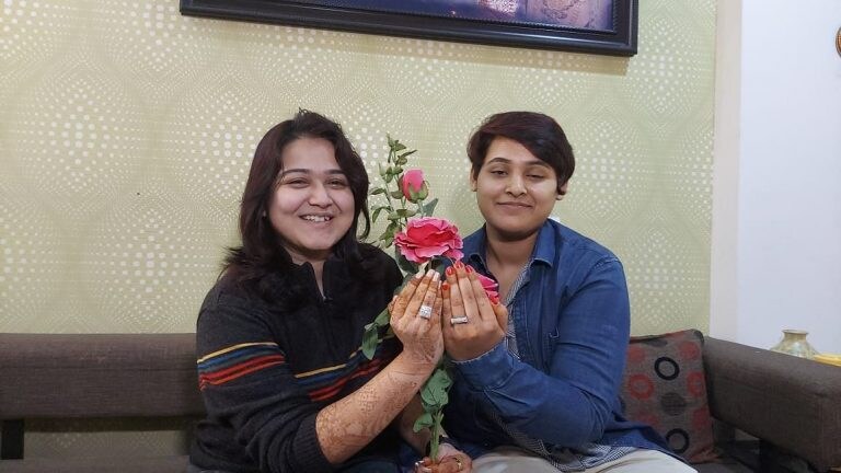 जुळून आल्या रेशीमगाठी ! समाजाची बंधनं झुगारत नागपूरच्या तरुणींचा लग्नाचा निर्णय Mumbai Tak