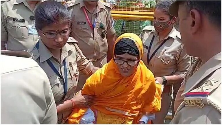 काशी विश्वनाथ मंदिराच्या गेटवरच नमाज अदा करण्यासाठी बसली महिला, पोलिसांनी घेतलं ताब्यात Mumbai Tak