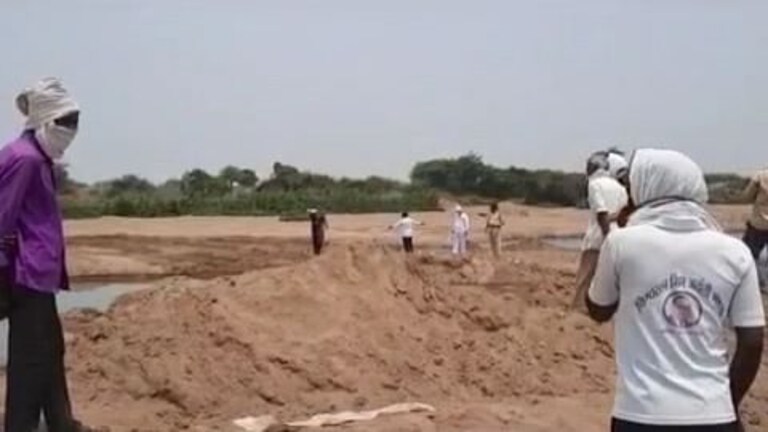 नांदेडच्या सगरोळी वाळू घाटात अनोळखी युवकाचं प्रेत सापडल्याने खळबळ Mumbai Tak