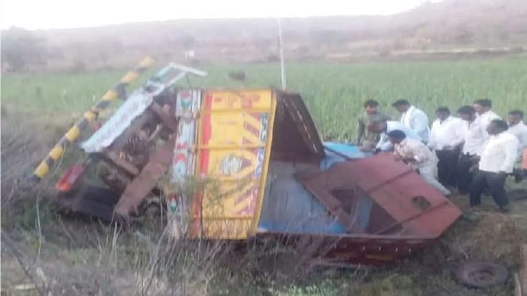 दुर्दैवी ! अवघ्या तीन दिवसांत मोडला संसार; रस्ते अपघातात नवऱ्या मुलीसह ५ जणांचा मृत्यू Mumbai Tak