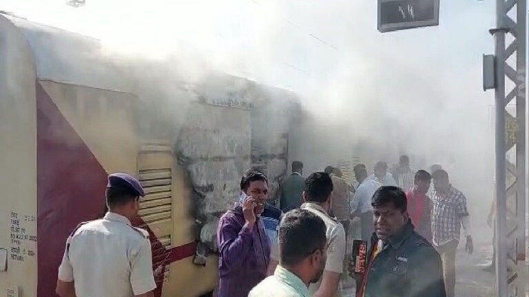 नाशिक रेल्वे स्थानकात बर्निंग ट्रेनचा थरार! उभी असलेली एक्स्प्रेस पेटल्याने आगीचे लोळ आणि धुराचे लोट Mumbai Tak